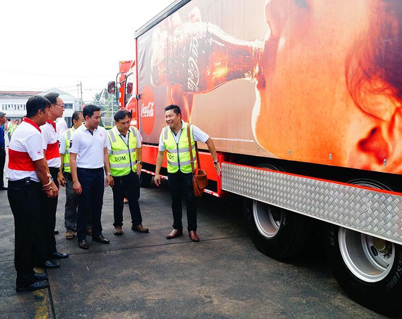 ส่งมอบรถโครงการรถบรรทุกเครื่องดื่ม Coca-Cola